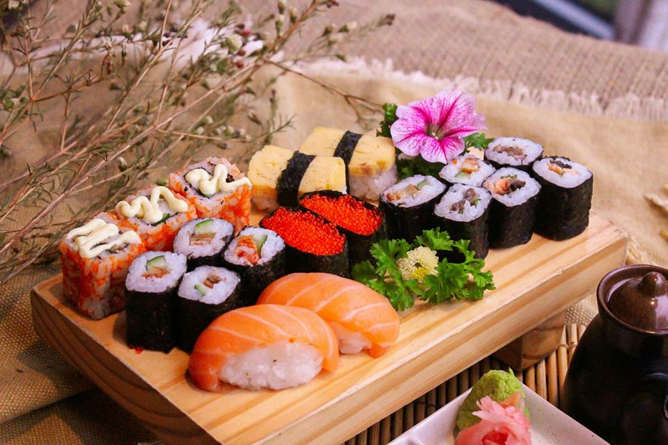 Trong sushi, neta là phần cá, còn shari là phần cơm. 