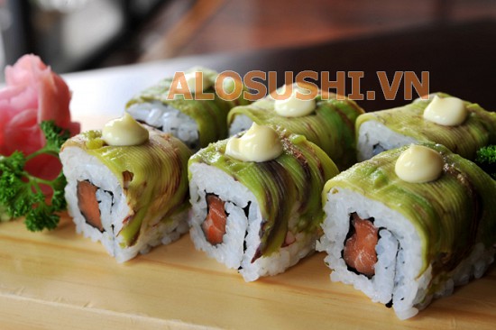 Sushi cuộn Cá Hồi phủ Bơ