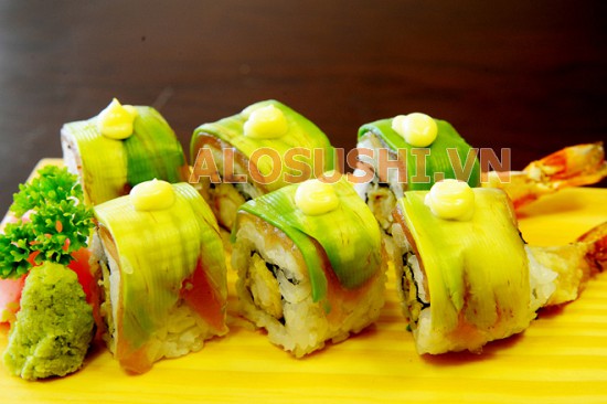 Sushi cuộn Tôm phủ Cá Hồi và quả Bơ